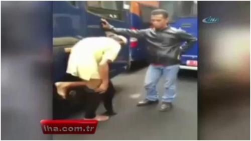 Polis bir dəqiqədə dilənçinin ayağını sağaltdı - VİDEO