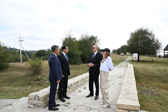 Azərbaycan lideri xanımı ilə ziyarətgahda - Fotolar