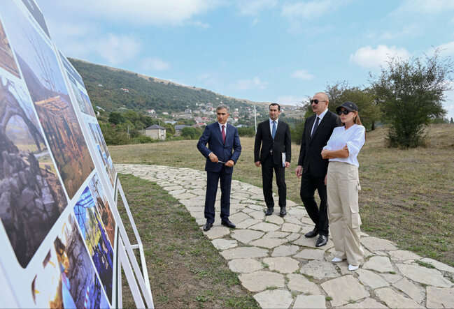 Azərbaycan lideri xanımı ilə ziyarətgahda - Fotolar