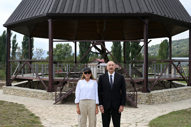 Azərbaycan lideri xanımı ilə ziyarətgahda - Fotolar
