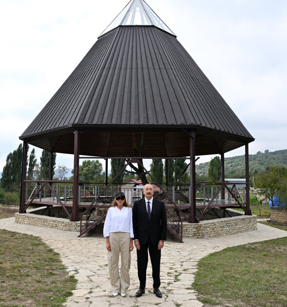 Azərbaycan lideri xanımı ilə ziyarətgahda - Fotolar
