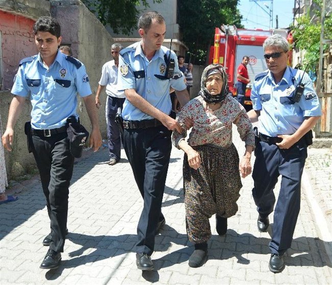Polisin 80 yaşlı nənə ilə çətin imtahanı: Dama çıxıb, daş atdı - FOTO