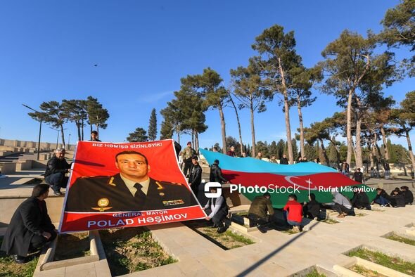 Polad Həşimov doğum günündə məzarı başında yad edildi - FOTO