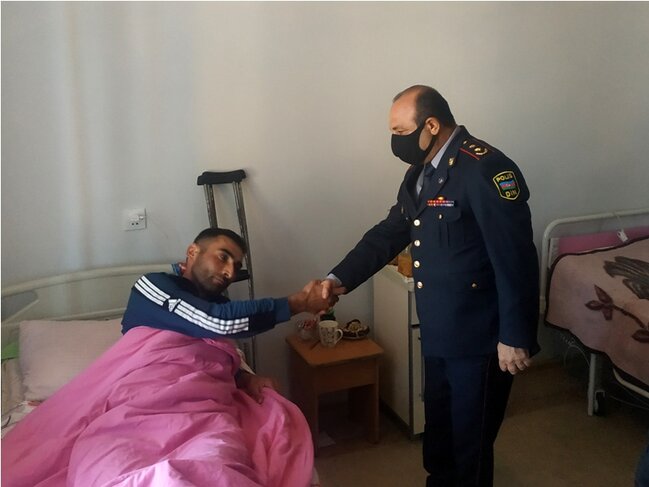 Polislər yaralı əsgərlərimizi ziyarət etdilər