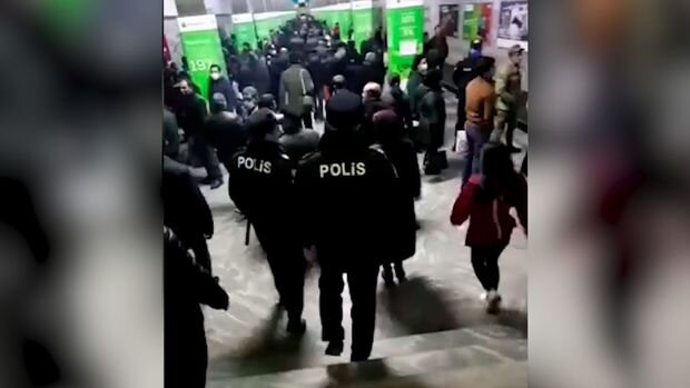 Bakı metrosunda sıxlıq yarandı - VİDEO
