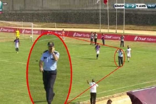 Türkiyə futbolunda bir ilk: Polis telefonla danışaraq meydana daxil oldu – VİDEO