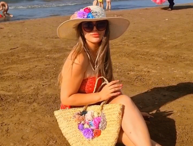 Azərbaycanlı məşhurun qızı əri ilə birlikdə çimərlikdə SARMAŞ-DOLAŞ - FOTO