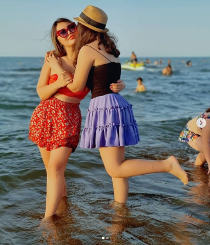 Azərbaycanlı məşhurun qızı əri ilə birlikdə çimərlikdə SARMAŞ-DOLAŞ - FOTO