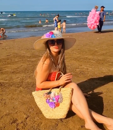 Azərbaycanlı məşhurun qızı əri ilə birlikdə çimərlikdə SARMAŞ-DOLAŞ - FOTO