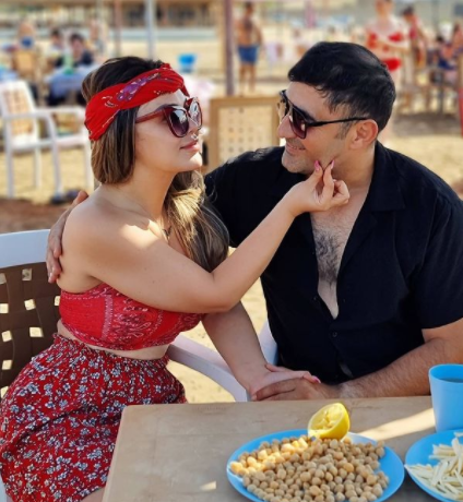 Azərbaycanlı məşhurun qızı əri ilə birlikdə çimərlikdə SARMAŞ-DOLAŞ - FOTO