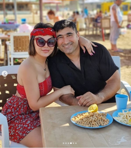Azərbaycanlı məşhurun qızı əri ilə birlikdə çimərlikdə SARMAŞ-DOLAŞ - FOTO
