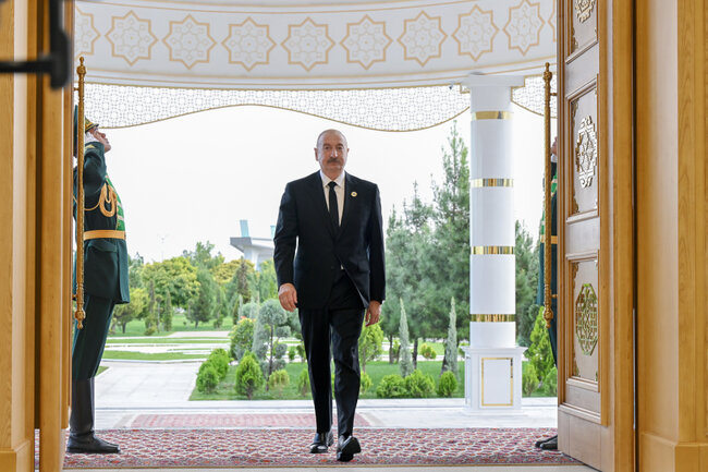 Əliyevi "Avaza" Kompleksində qarşıladı - Fotolar