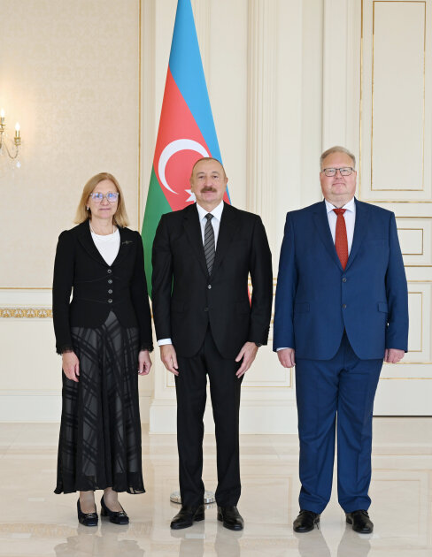 İlham Əliyev Estoniyanın ölkəmizdəki ilk səfirini qəbul etdi
