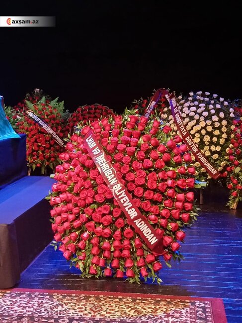 Prezidentlə xanımı vida mərasiminə əklil göndərdi - Fotolar