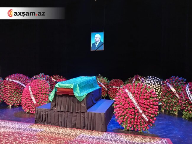 Prezidentlə xanımı vida mərasiminə əklil göndərdi - Fotolar