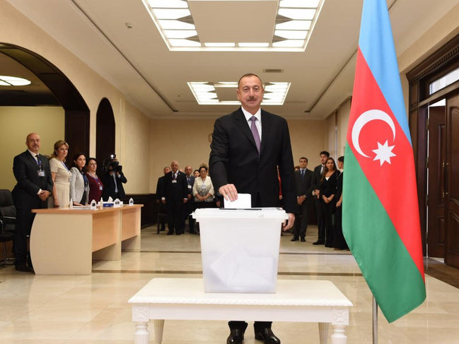Prezident İlham Əliyev və xanımı referendumda səs verib - FOTO