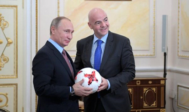 Kremlin sarayında maraqlı görüntülər - Putin FİFA prezidenti ilə futbol oynadı - VİDEO
