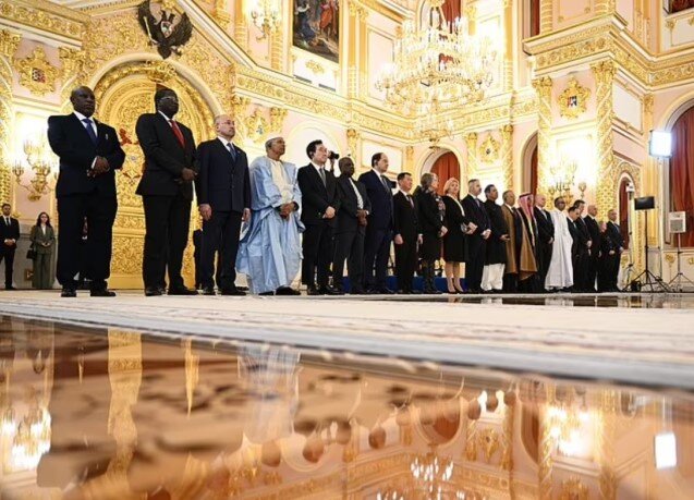 Putin onlardan 22 metrdən çox yaxın gəlməməyi xahiş edib - FOTO+VİDEO