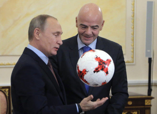 Kremlin sarayında maraqlı görüntülər - Putin FİFA prezidenti ilə futbol oynadı - VİDEO