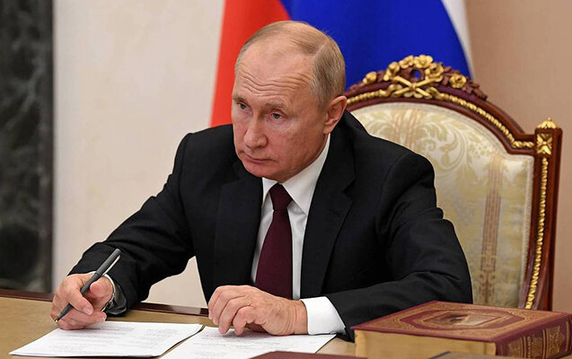 Putin sanksiyalara görə qanun imzaladı