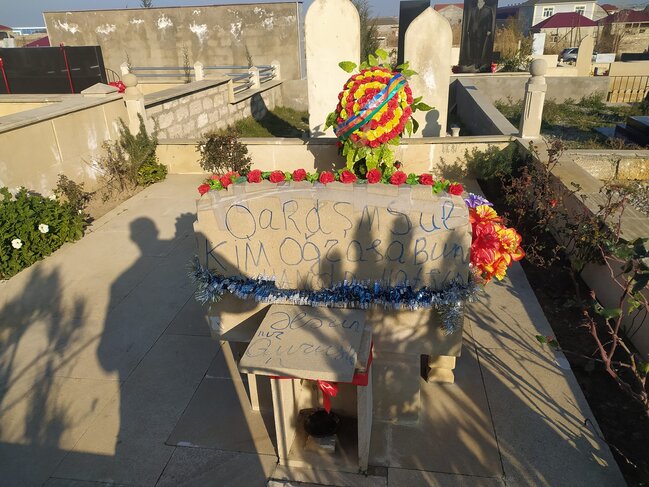 Bakıda qəbiristanlıq oğrularına qarşı maraqlı mübarizə üsulu - FOTO