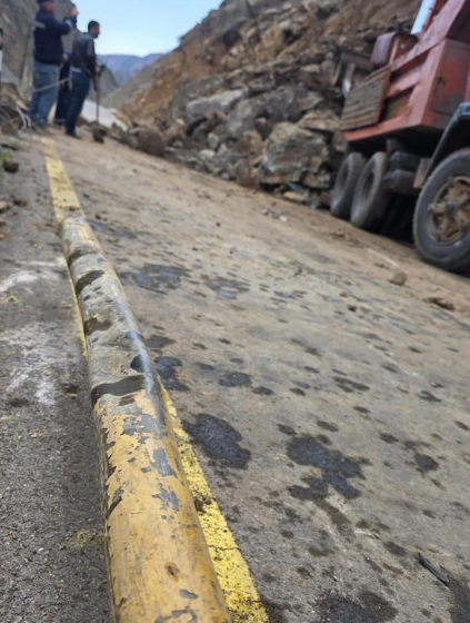 Ordubadda qaya UÇDU, yolda hərəkət çətinləşdi: 32 ev qazsız qaldı - FOTO