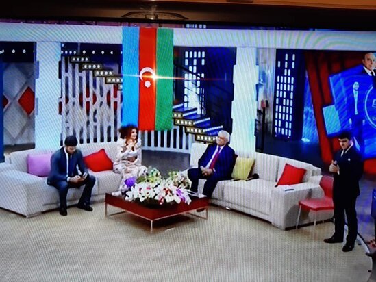 Aparıcı Zaurdan bayrağa qarşı hörmətsizlik - Fotolar