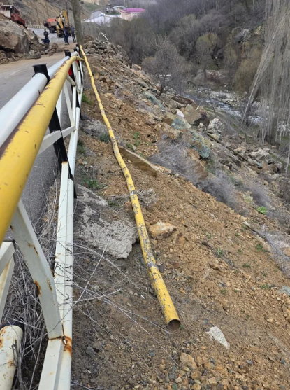 Ordubadda qaya UÇDU, yolda hərəkət çətinləşdi: 32 ev qazsız qaldı - FOTO