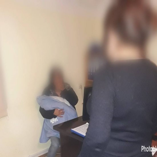 Bakıda UTANCVERİCİ hərəkət - Ər əliuşaqlı hamilə arvadını metroya atdı - FOTO