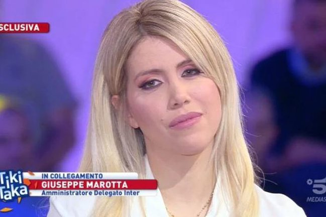 Ərinin komandada qalması üçün gözy yaşı tökdü - FOTOLAR