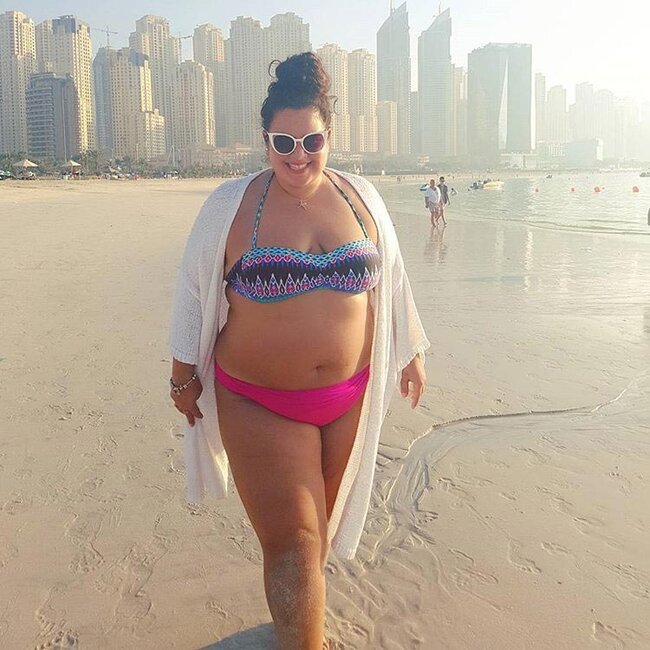 Bikinidə gəzməyə utanmayan KÖK QADINLAR - FOTOLAR