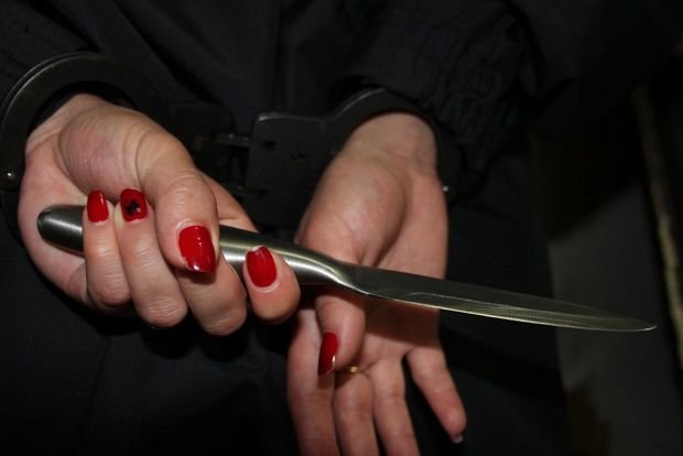 17 yaşlı qız beş manata görə əlili bıçaqladı - Bakıda