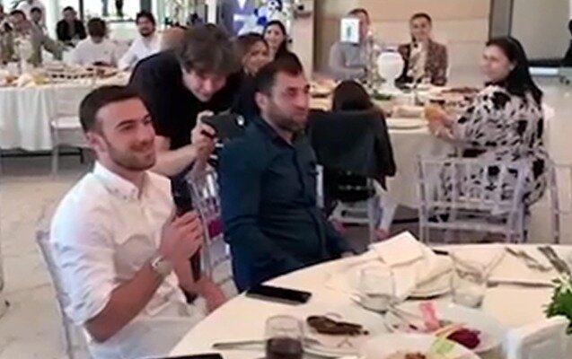 Qara Qarayev "Qarabağ"ın çempionluq tədbirində mahnı oxudu - Video