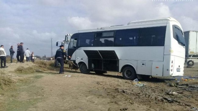 SON DƏQİQƏ: Yevlaxda şagirdləri daşıyan avtobus qəzaya uğradı