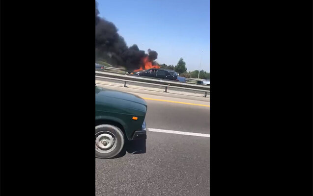Aeroport yolunda maşın yandı - Video