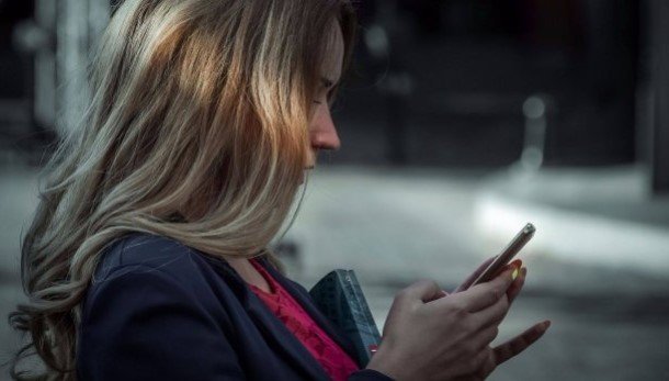 "Çılpaq şəkillər göndərməyimi istəyirdi" — Şantaj olunan qız