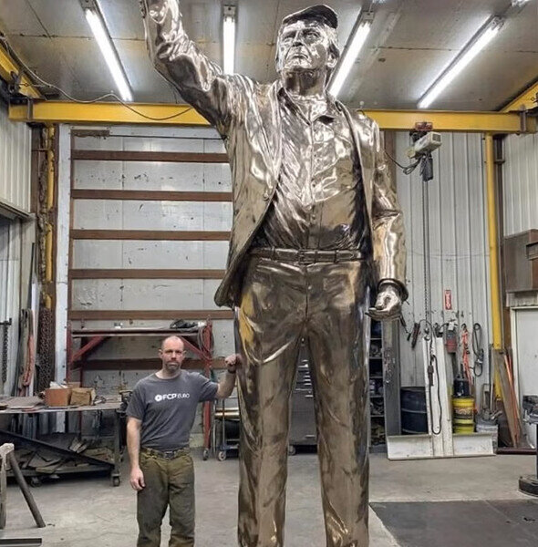 Nəhəng qızıl heykəli hazırlandı - Foto