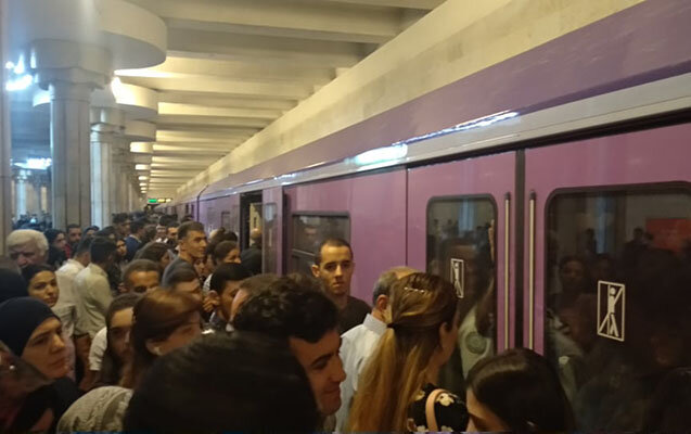 Bakı metrosunda sərnişindən gözlənilməz hərəkət