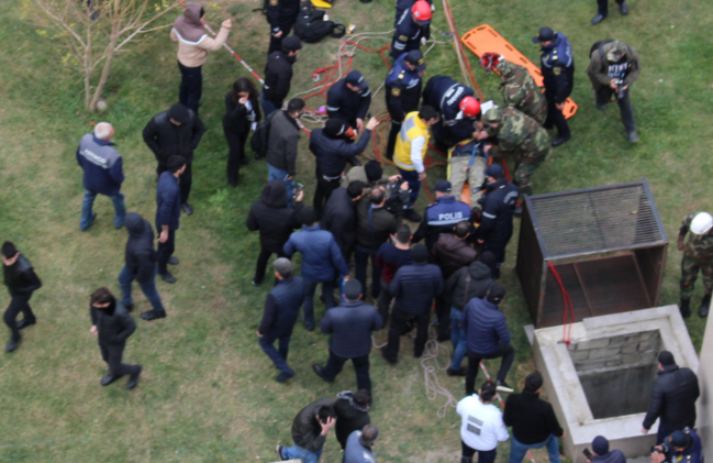 "Qış parkı"nın işçisi 10 metrlik şaxtaya düşdü - VİDEO