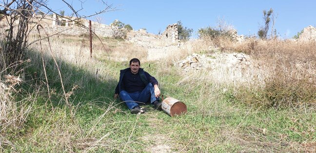 Anar Cəbrayıllı Qarabağdakı evindən bu iki əşyanı TAPDI - FOTO