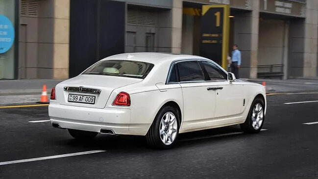 Bakıda hərraca çıxarılan lüks "Rolls Royce"un sahibi kimdir? (FOTOLAR)