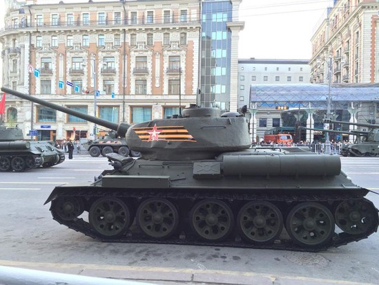 Moskvanın mərkəzi boşaldılır: hərbi maşınlar küçələrdə... - FOTOLAR