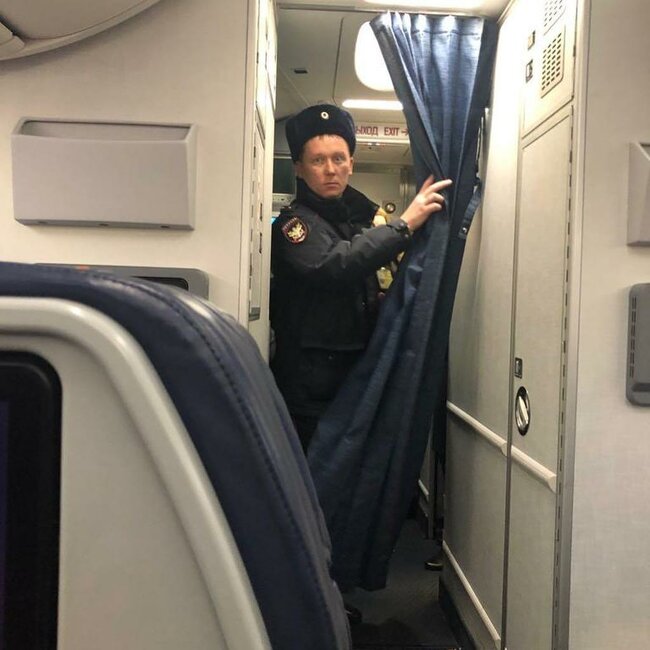 Sərxoş azərbaycanlı təyyarədə çətin anlar yaşatdı - FOTO