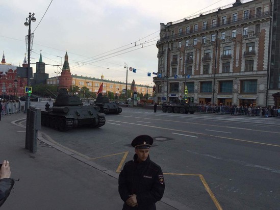 Moskvanın mərkəzi boşaldılır: hərbi maşınlar küçələrdə... - FOTOLAR