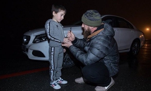 Ramzan Kadırov dünyanı heyrətləndirən 5 yaşlı uşağa "Mercedes" bağışladı — VİDEO