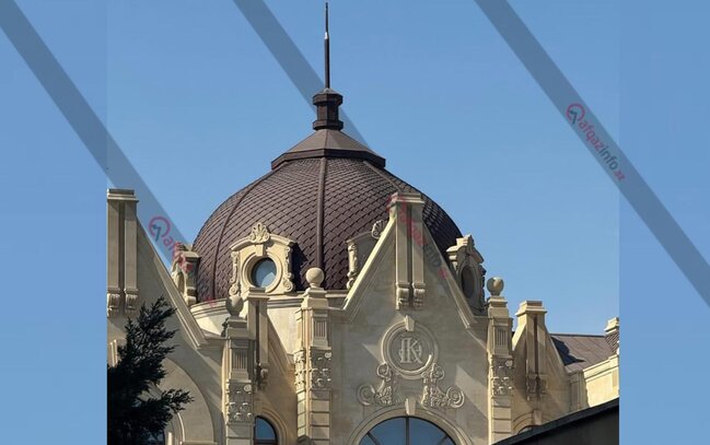 O da atası kimi adını villasına həkk etdirib - Foto