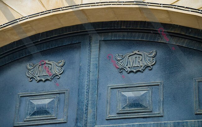 O da atası kimi adını villasına həkk etdirib - Foto