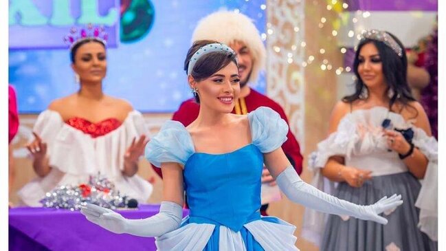 Azərbaycanlı müğənni özünə büllur şüşədən qeyri-adi ayaqqabı hazırlatdı - FOTO