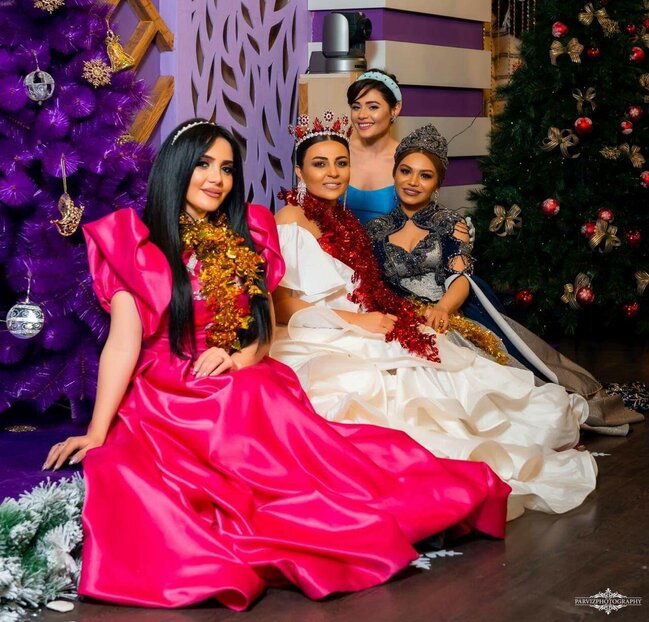 Azərbaycanlı müğənni özünə büllur şüşədən qeyri-adi ayaqqabı hazırlatdı - FOTO