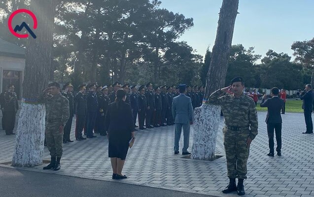 Müdafiə Nazirliyinin rəhbər heyəti Şəhidlər xiyabanını ziyarət etdi - Foto